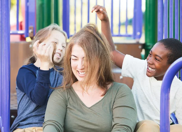 Les enfants s'amusent avec les cheveux de mère — Photo