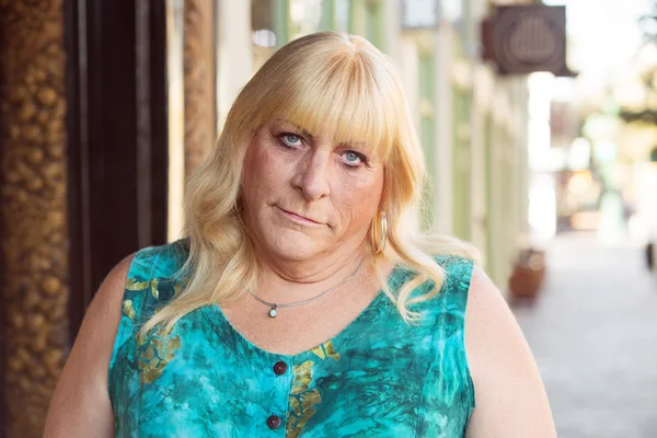 Скептически настроенная трансгендерная женщина в зеленом платье — стоковое фото