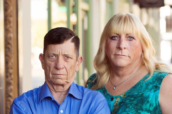 Серьезная трансгендерная пара, стоящая вместе — стоковое фото