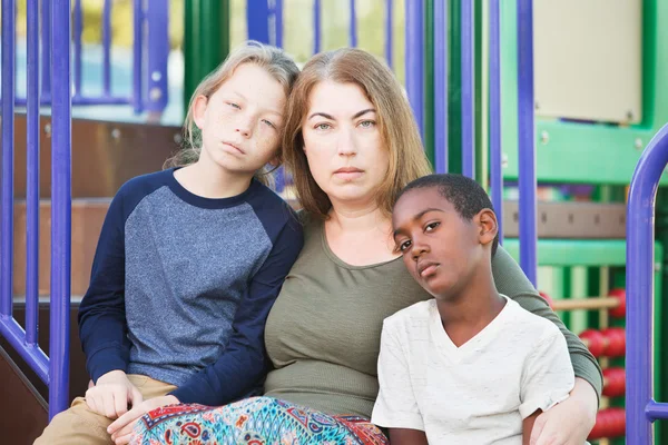 Ensamstående mamma med söner utanför — Stockfoto