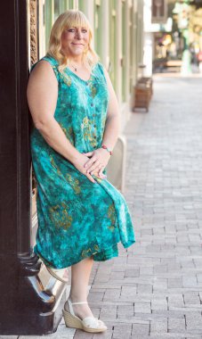 Travesti sarışın bina eğilerek kadın