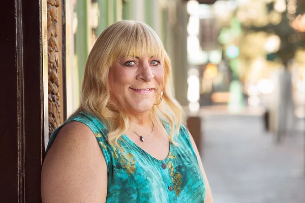 Transgénero rubia dama sonriendo fuera — Foto de Stock