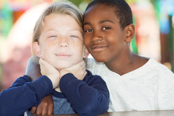 Paar van geadopteerde broers samen — Stockfoto