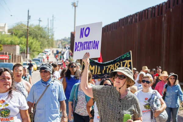Group protesting deportation of veterans at USA and Mexico borde — Stock Photo, Image