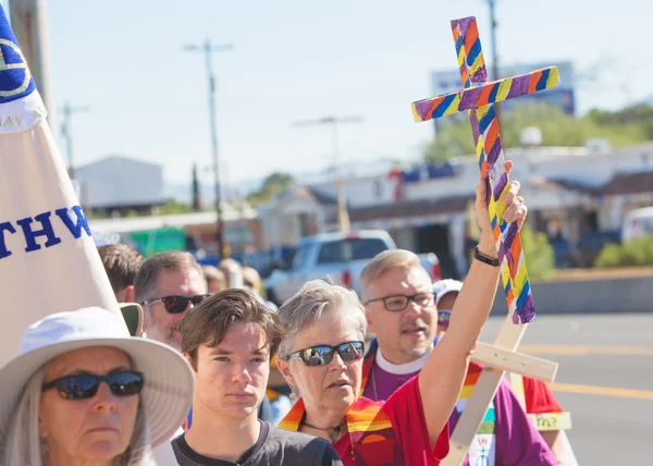 Geistliche und andere Unterstützer bei Protestmarsch — Stockfoto