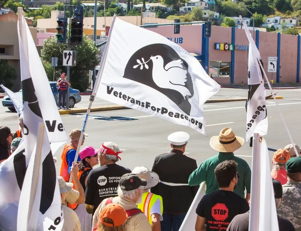 Rear view of protestors marching toward border — Stock Photo, Image