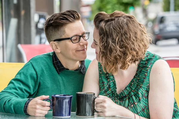 Romántica pareja lesbiana en bistro al aire libre —  Fotos de Stock