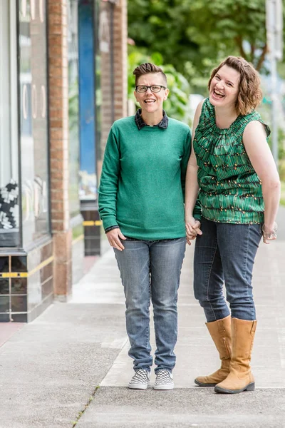 Joyful lesbian couple standing outdoors — Stock Photo, Image