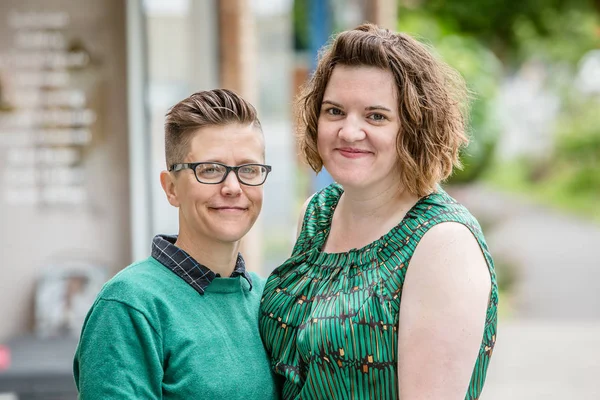Lésbicas casal ao ar livre — Fotografia de Stock
