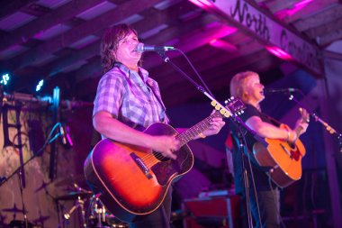 Indigo Girls ile sahnede mor ışıklar