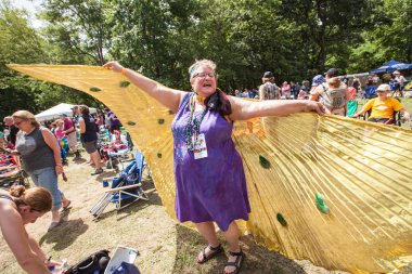Angel Wings Vahşi kaz Festivali'nde kadında