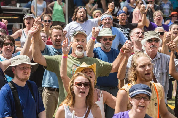 Gläubige halten Händchen beim Wildgänsefest — Stockfoto