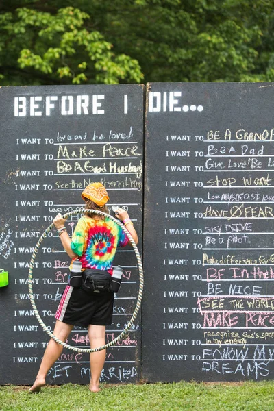 Mulher escrevendo na lista de desejos Chalkboard — Fotografia de Stock