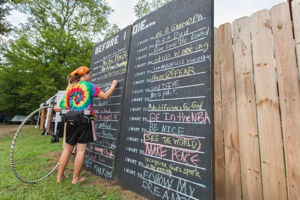 Person Writing on Wish List Chalkboard — Stock Photo, Image