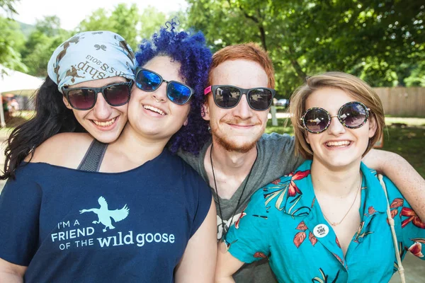 Vier vrienden op het Festival van de wilde gans — Stockfoto