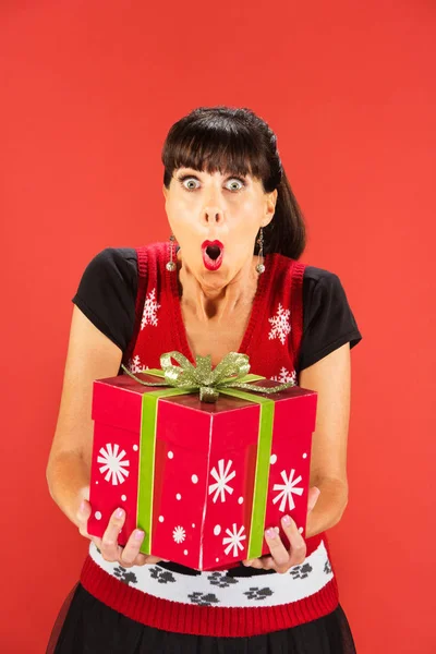 Gelukkige vrouw met grote Christmas box — Stockfoto