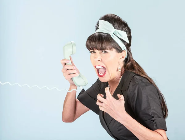 Close Up de gritando mulher retro em vestido preto com receptor de telefone — Fotografia de Stock