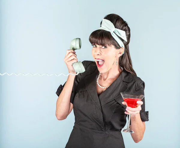 Lycklig Retro kvinna i svart klänning med Cosmopolitan och telefon Rec — Stockfoto