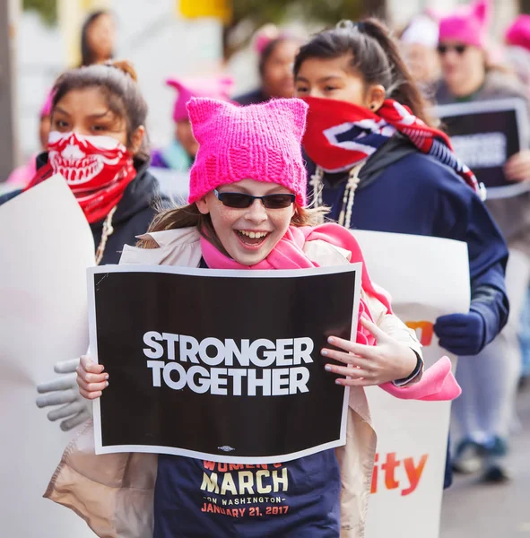 Meninas segurando sinais de protesto — Fotografia de Stock