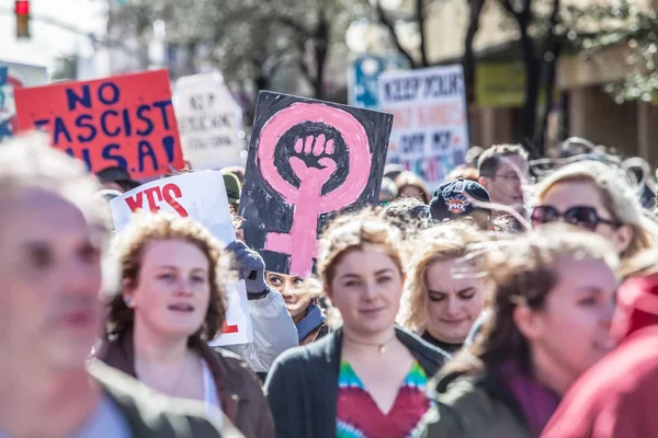 Женщины держат знаки — стоковое фото