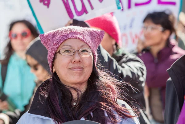 Mujer con gafas de vista en Women March —  Fotos de Stock