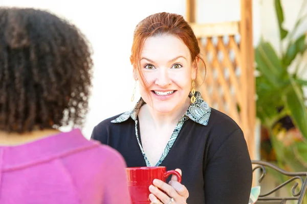 Fröhliche Frau sitzt mit Freundin im Café — Stockfoto