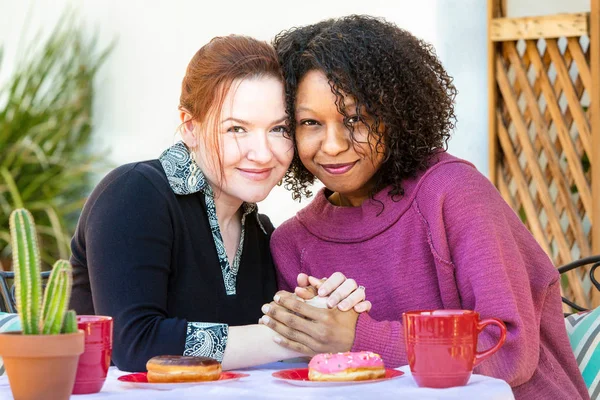 Vrouwelijke paar zitten aan tafel samen — Stockfoto