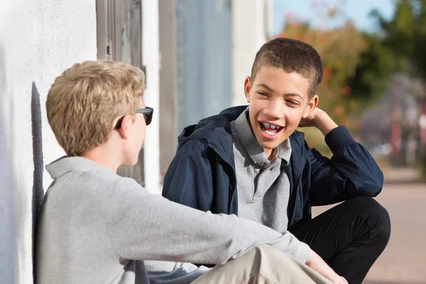 Skrattande tonåring med tandställning bredvid vän — Stockfoto