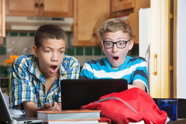 Потрясенные подростки смотрят на компьютер — стоковое фото