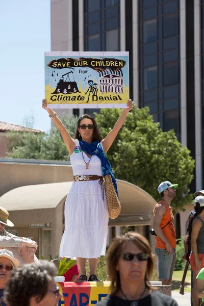 Donna con segno di protesta alla marcia climatica — Foto Stock