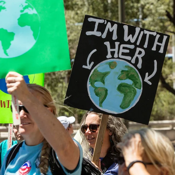 Protestujący z ziemia znak w marszu klimatycznym — Zdjęcie stockowe