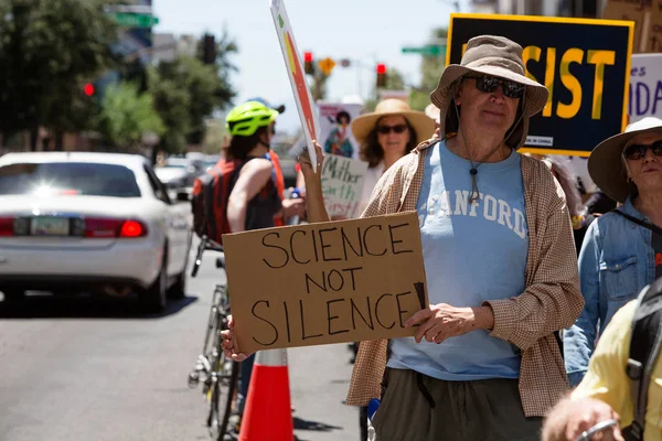 Protestante com Sinal de Ciência na Marcha Climática — Fotografia de Stock