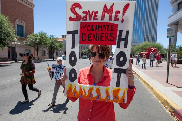 Mujer con signo en la Marcha Climática — Foto de Stock