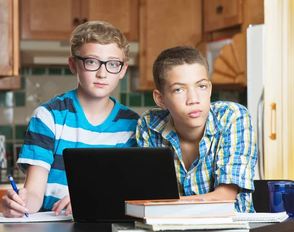 Amici seri che studiano in cucina — Foto Stock