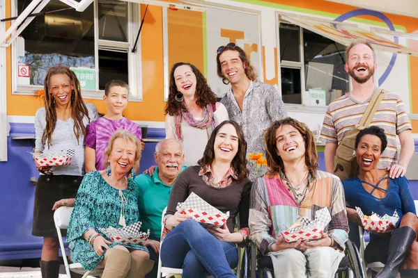 Gruppe lacht gemeinsam in der Nähe eines Foodtrucks — Stockfoto