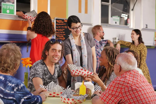 Uomo Pranza Con Gli Amici Anziani Accanto Camion Del Cibo — Foto Stock