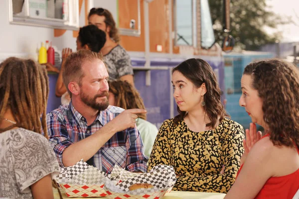 Husband Wife Argue Afternoon Lunch Food Truck Friends — Stock Photo, Image