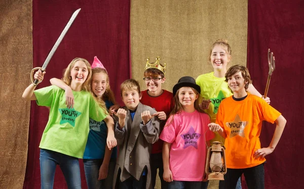 Çocuk kostüm parçaları ile poz