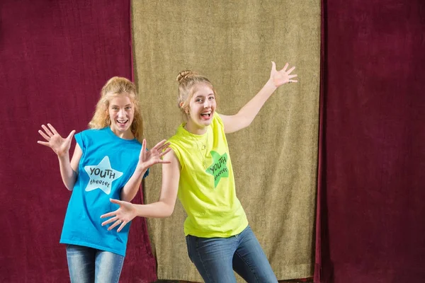 Twee meisjes maken dom gebaren — Stockfoto