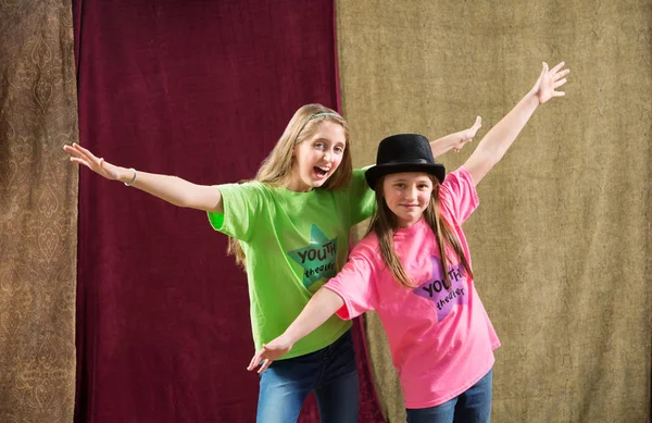 Two girls posing at camera — Stock Photo, Image