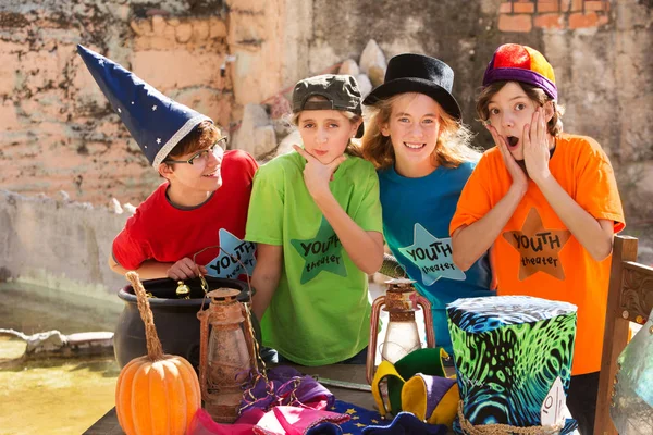 Teenagers posing at camera — Stock Photo, Image