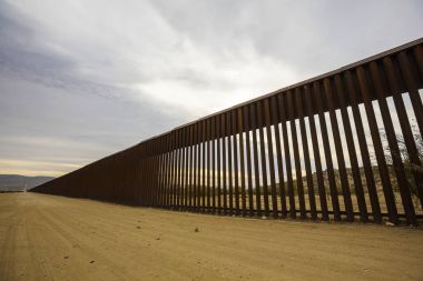 Amerika Birleşik Devletleri sınır duvarının Meksika ile uzun bölüm