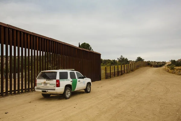 Border Patrol körning nära vägg — Stockfoto