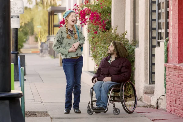 Женщина Разговаривает Другом Инвалидном Кресле — стоковое фото
