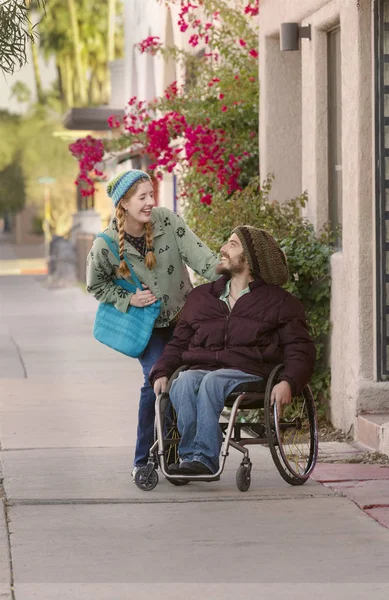 Jeune femme et homme en fauteuil roulant Rire — Photo