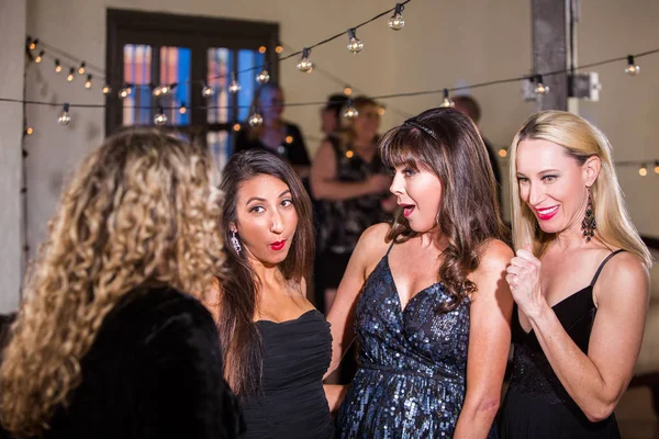 Las mujeres en la fiesta reaccionan a chismes o bromas sucias — Foto de Stock