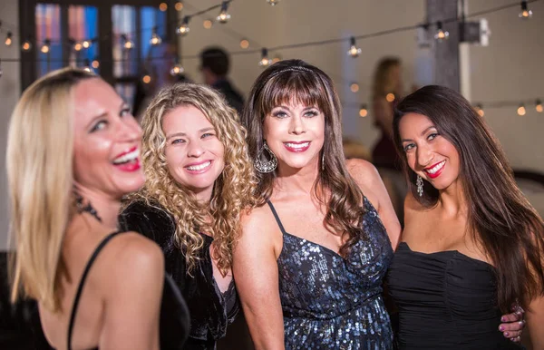 Vier vrouwen lachend op een feestje — Stockfoto
