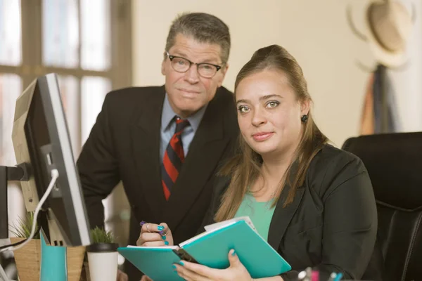 Femme et homme professionnels confiants — Photo