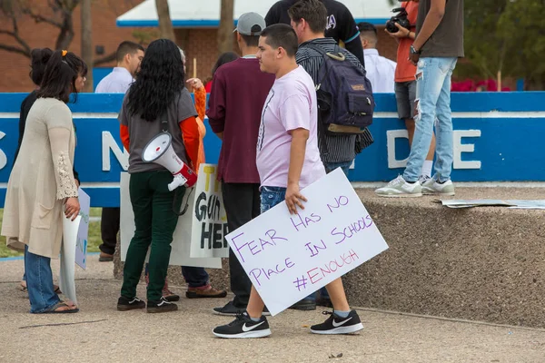 Student protestiert mit Schild gegen Waffengewalt — Stockfoto