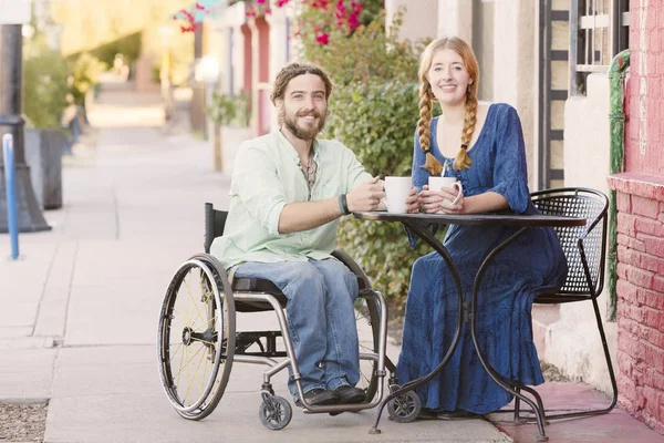 Женщина Пьет Кофе Другом Инвалидном Кресле — стоковое фото